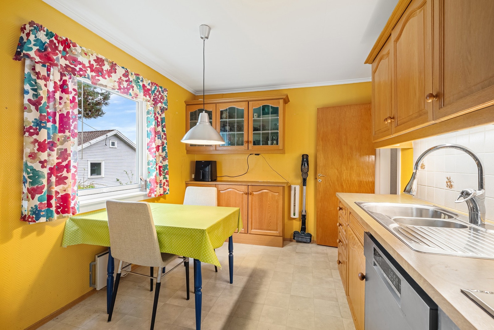 Kjøkken med spiseplass Galleribilde