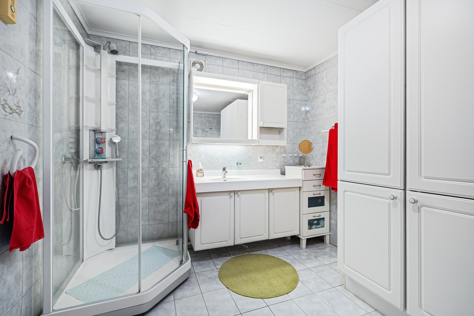 Dusjbad i 1.etg. med rikelig skapplass Galleribilde