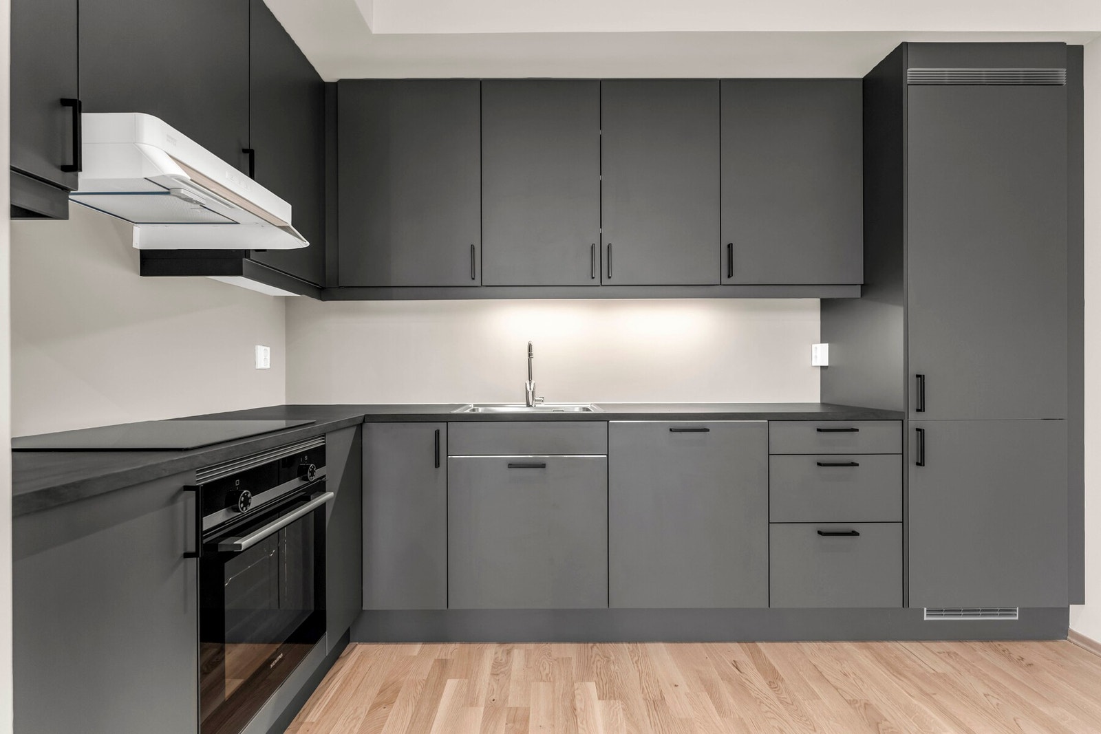 Rikelig med benk - og skapplass Galleribilde