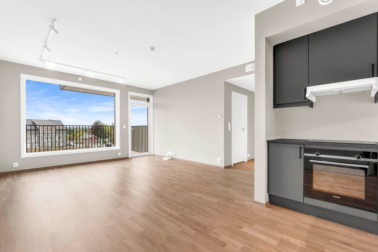 Stuen er i åpen løsning med kjøkkenet og god plass til en spisegruppe og tv-krok Galleribilde