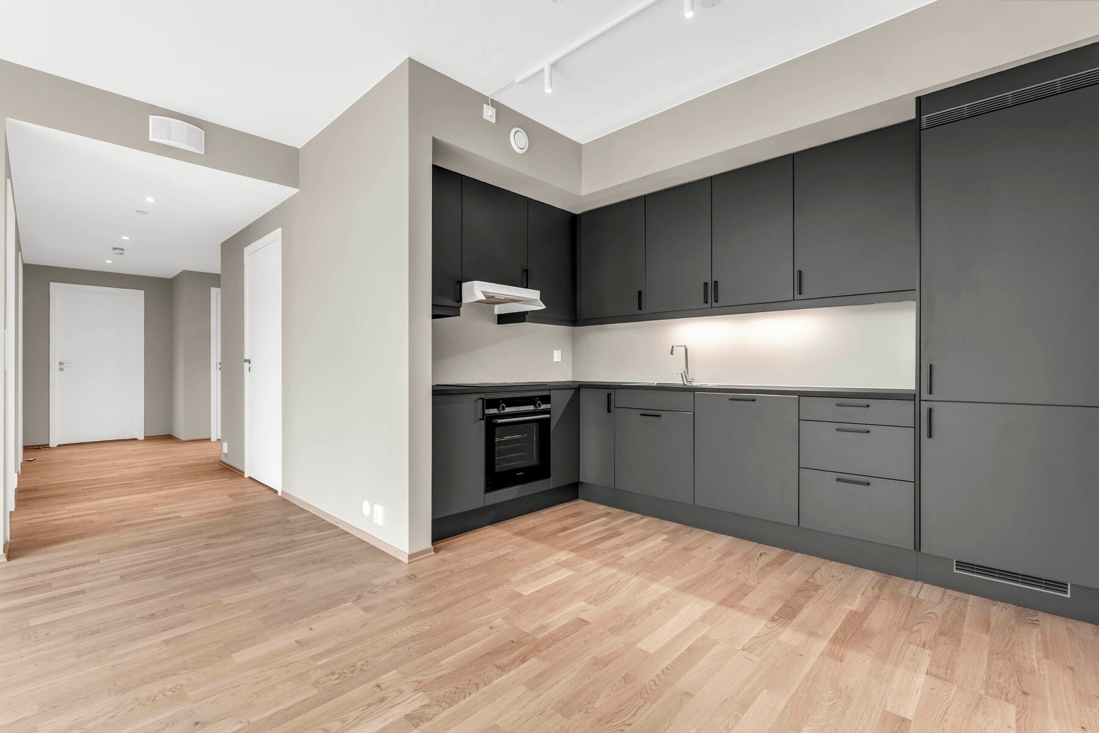 Kjøkkenet er oppgradert fra standard til Sigdal Vidde med moderne detaljer og løsning Galleribilde