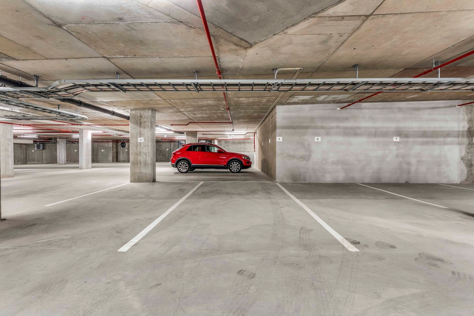 Romslig garasjeplass i kjelleren Galleribilde