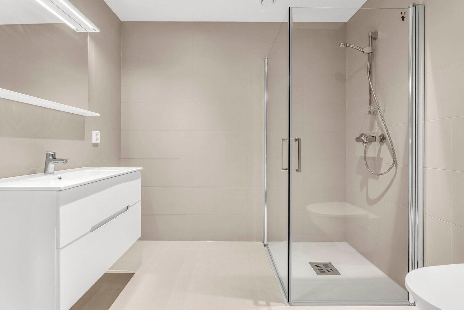 Baderom nr 1 er i lune og moderne fliser og med god utforming Galleribilde