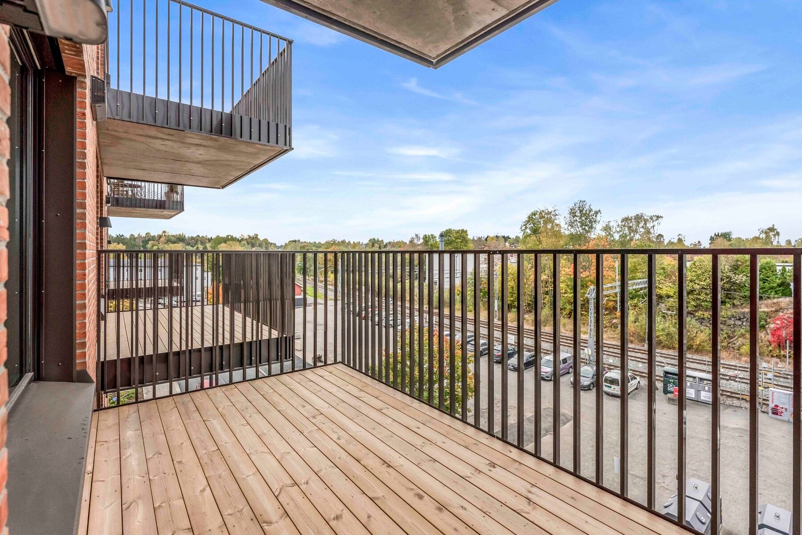 Boligen har en flott balkong på 9kvm med tilgang fra stuen. God plass til utemøblement, grill mm. Galleribilde