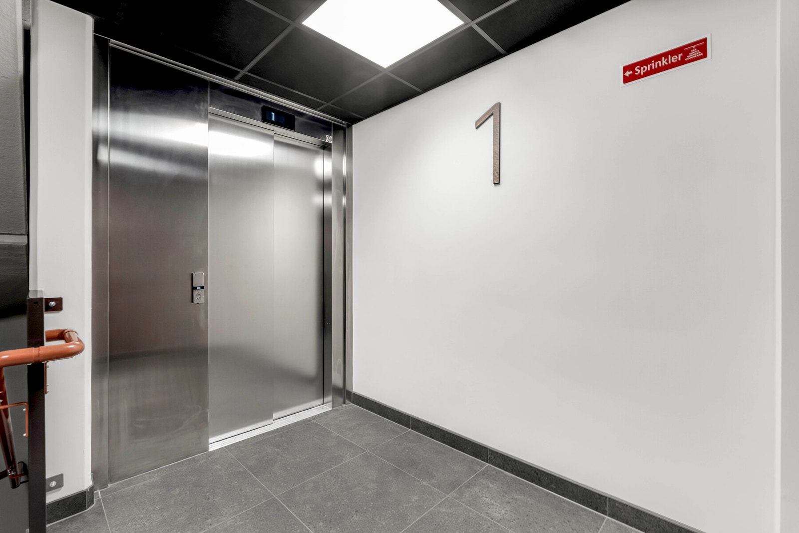 I alle plan har man tilgang til heis som tar deg til leiligheten såvel som garasjen Galleribilde