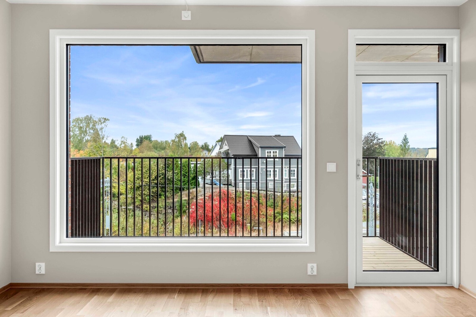 Utgang til solrik balkong med utsikt fra 4.etasje Galleribilde