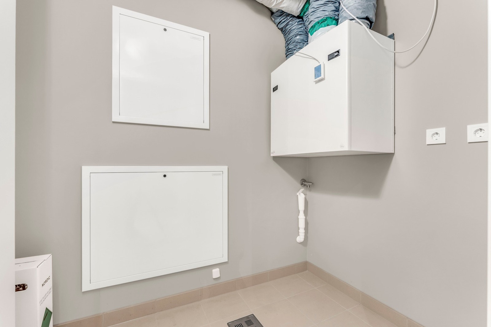 Fra entrèen har man tilgang til eget teknisk rom/vaskerom med opplegg for vaskemaskin Galleribilde