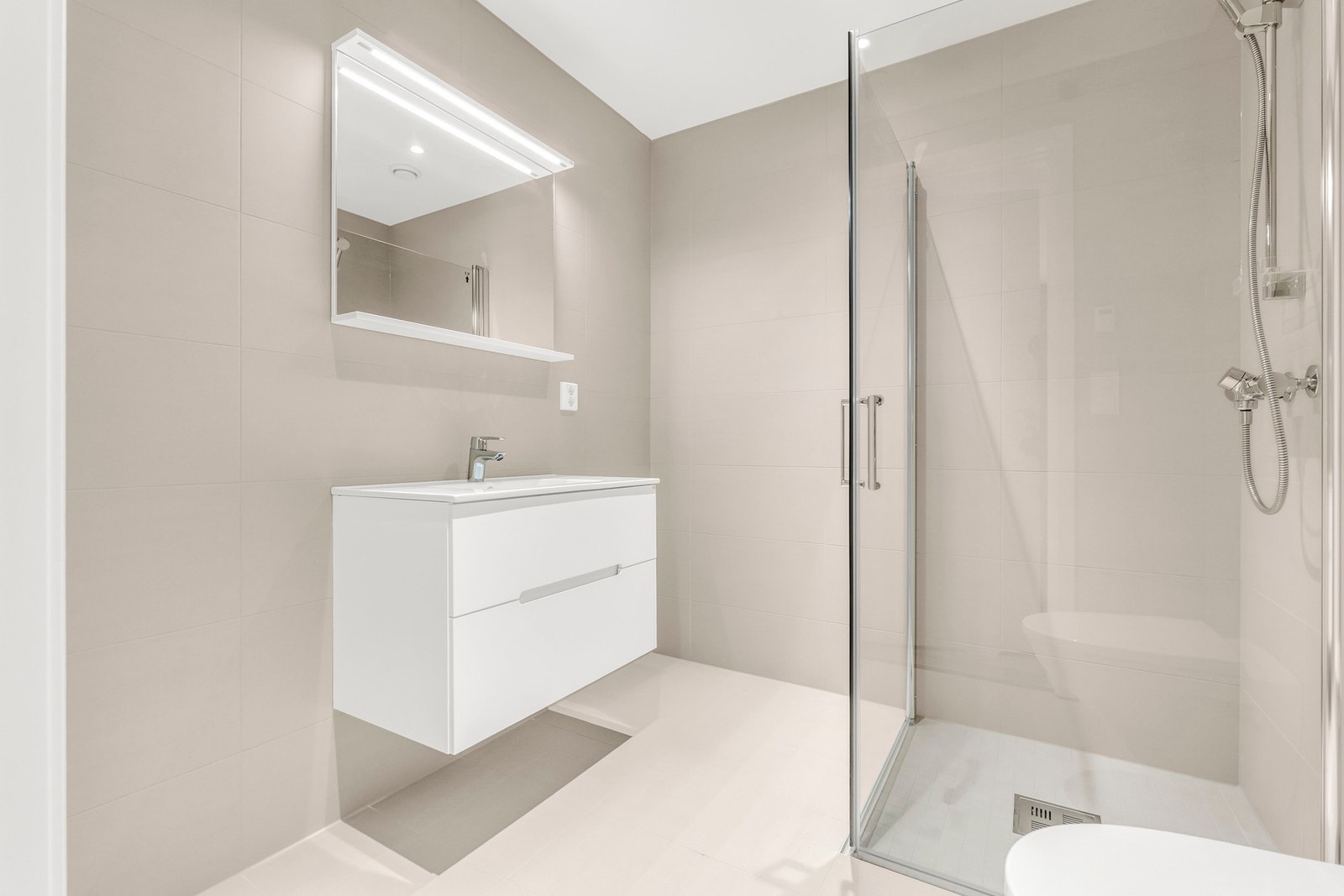 Baderom nr 2 er i samme stil som bad 1 med god dusjsone og praktisk planløsning. Galleribilde