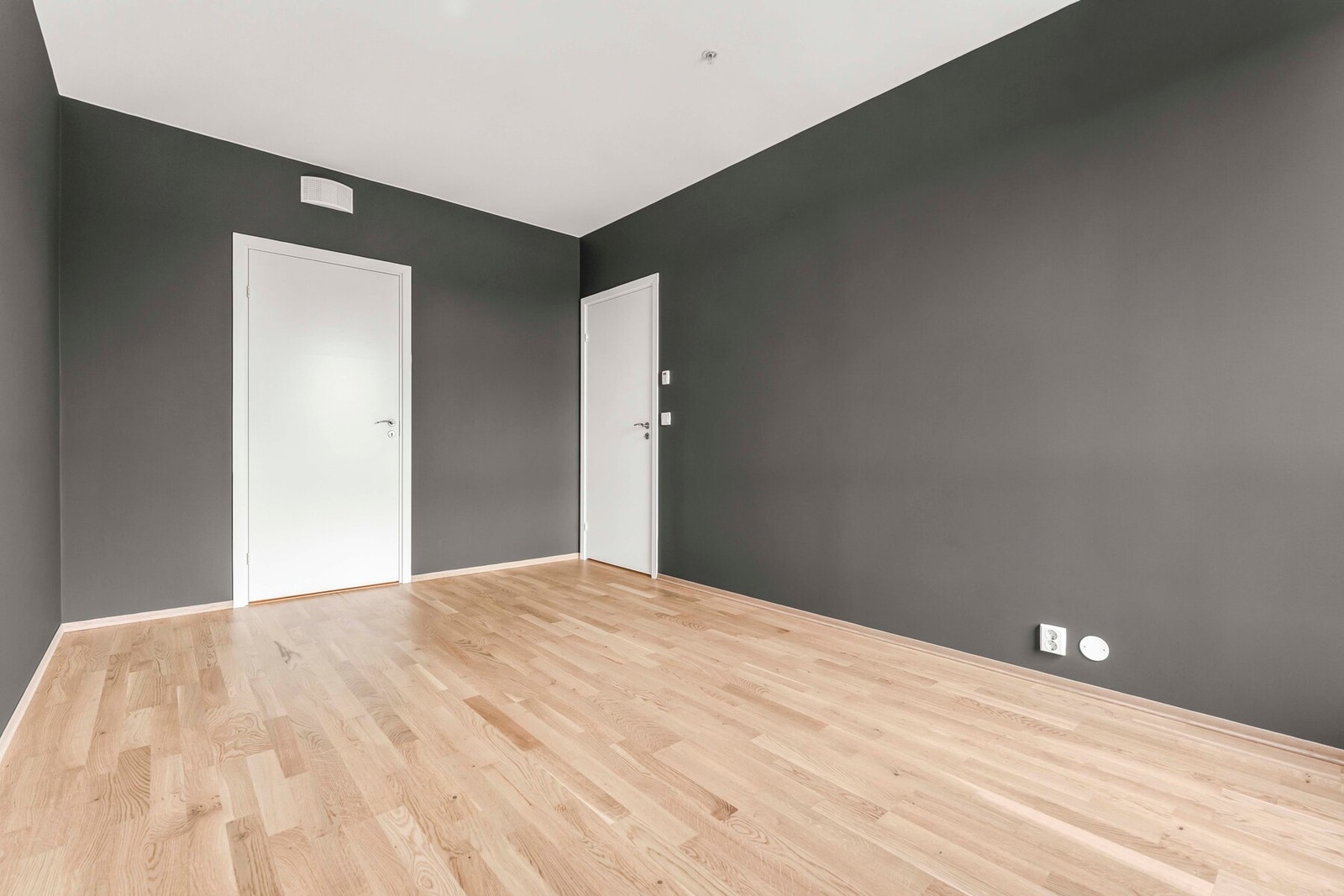 Hovedsoverommet er som de andre oppholdsrommene innredet med eikeparkett og med vannbåren varme i gulvet Galleribilde