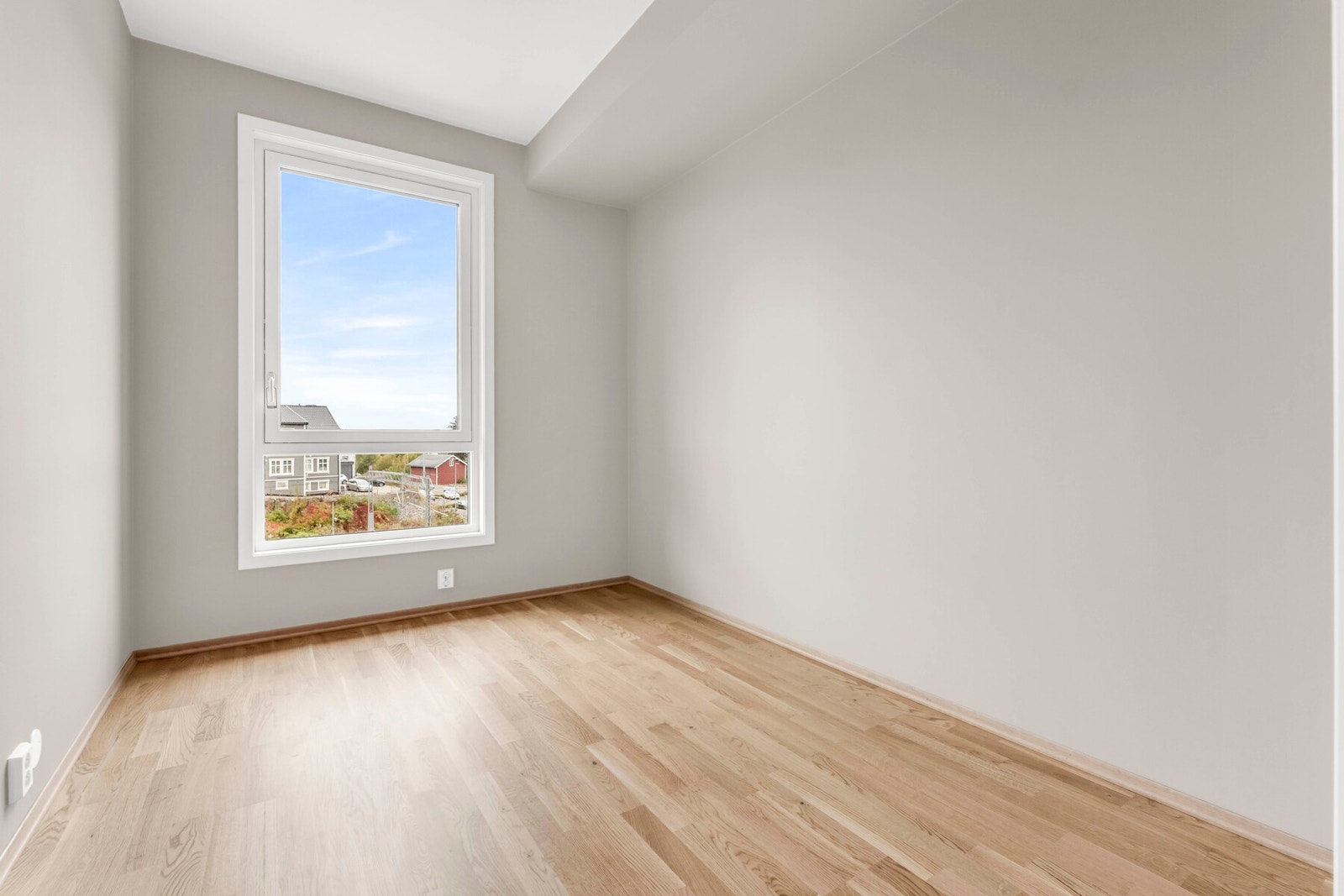 Soverom nr 3 har også rikelig med naturlig lys. Et av rommene kan fint benyttes som gjesterom, hjemmekontor mm. Galleribilde