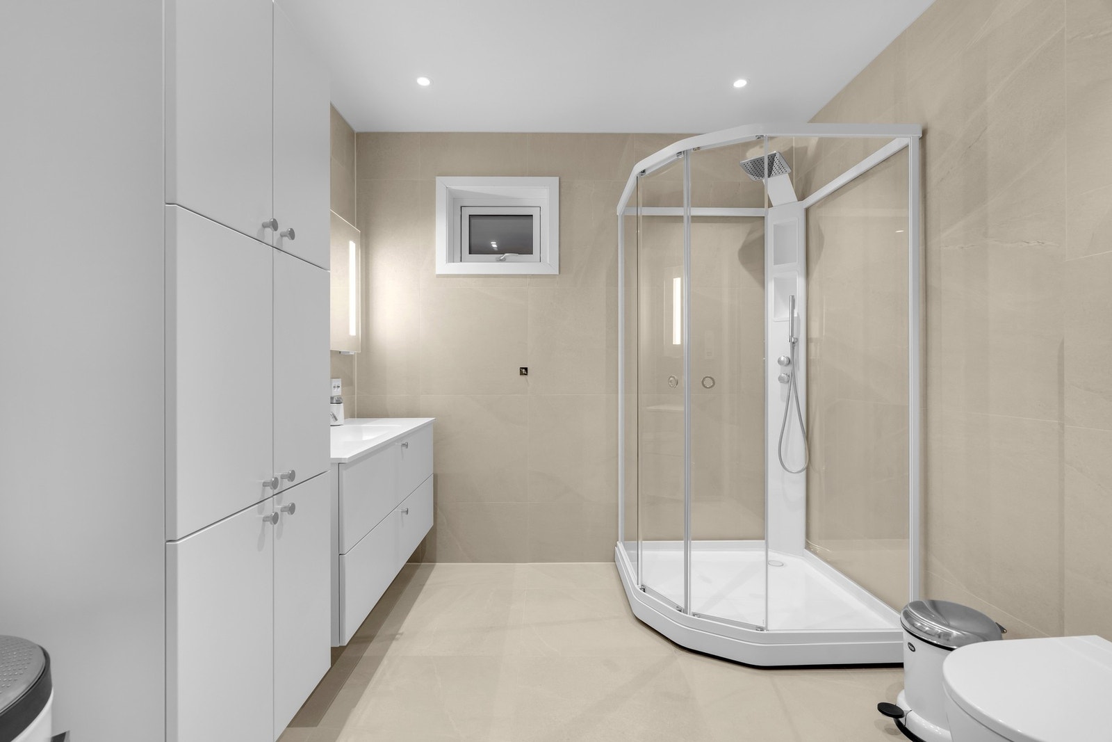 Flott bad med baderomsinnredning fra Strai. Galleribilde