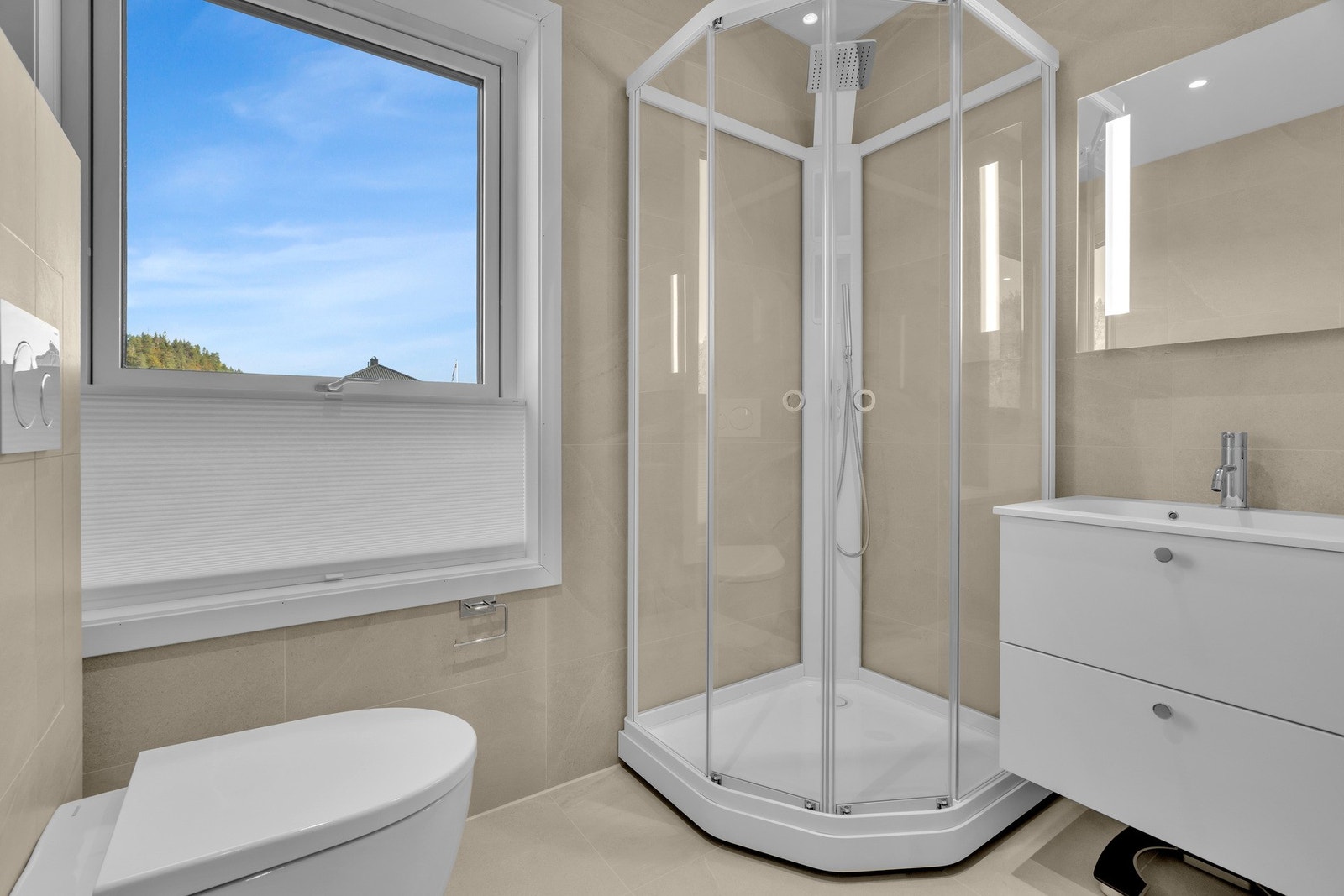 Bad med baderomsinnredning fra Strai. Galleribilde