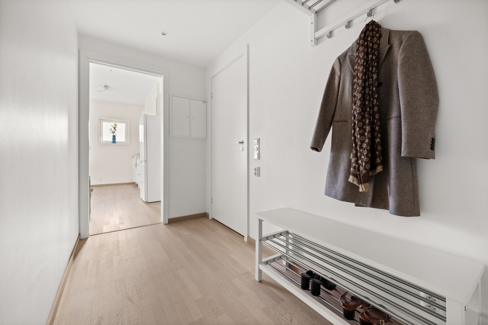 Velkommen hjem! Leiligheten har en innbydende entré som gir et godt førsteinntrykk. Galleribilde
