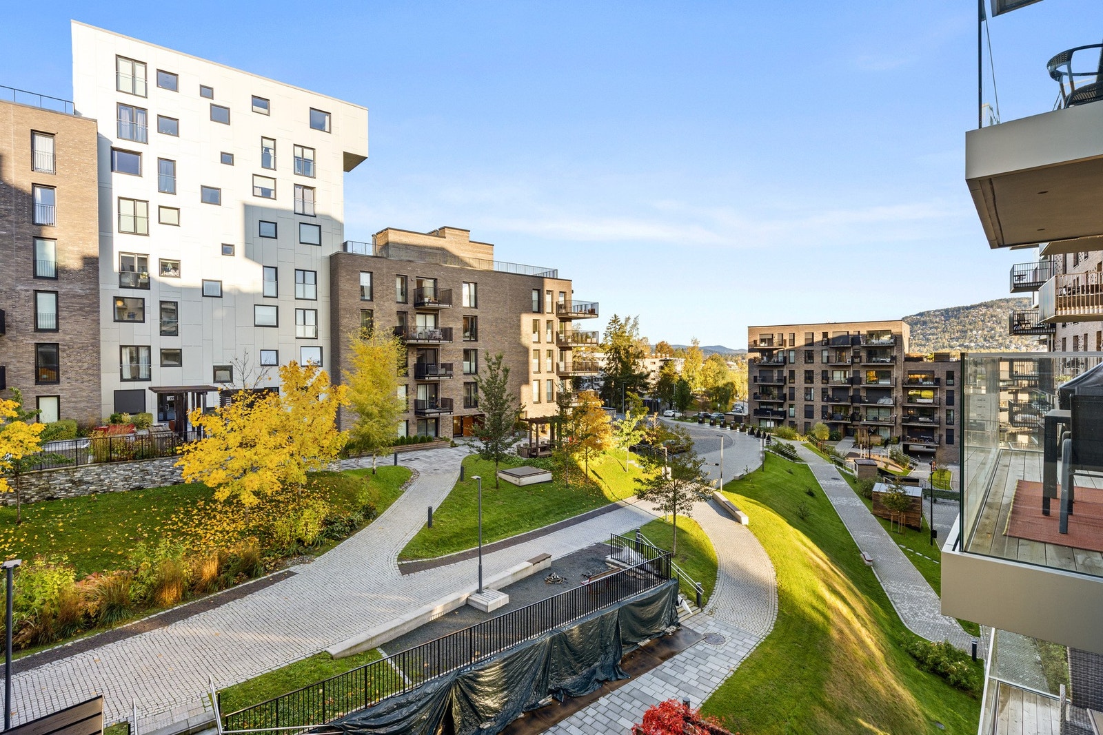 Her har du tilgang til en vestvendt balkong med utsikt mot fellesarealene. Galleribilde