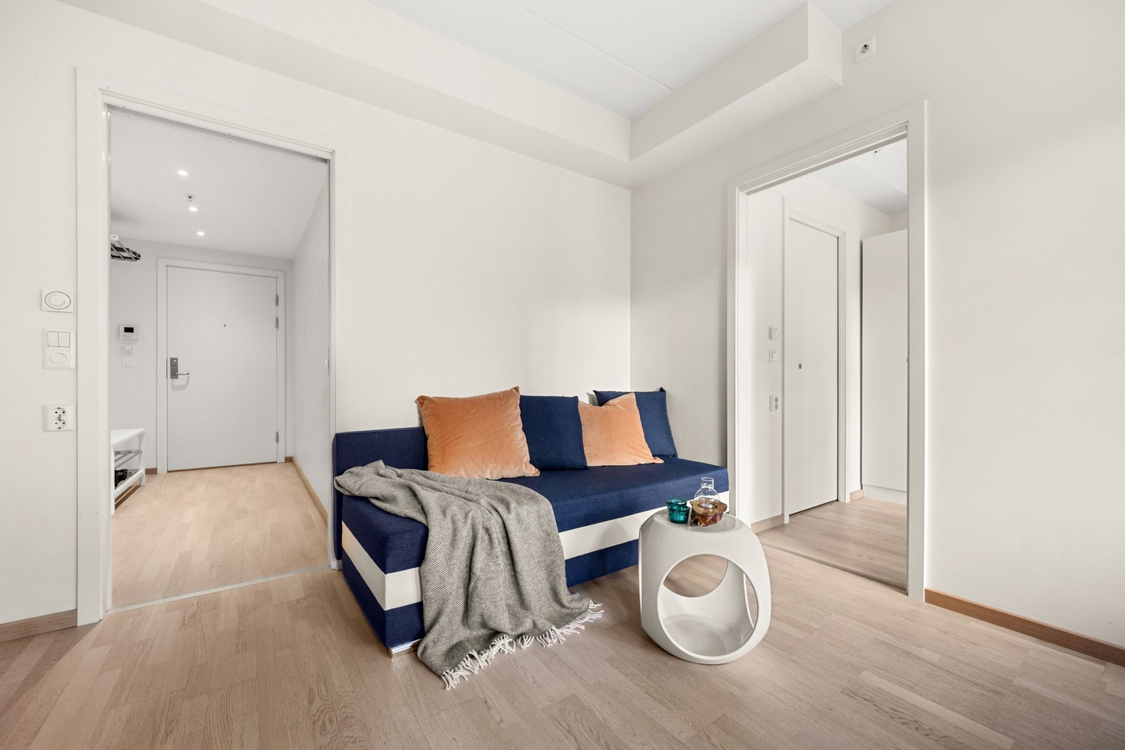 Stuen har god plass til sofa, tv-benk og annen ønsket innredning. Galleribilde