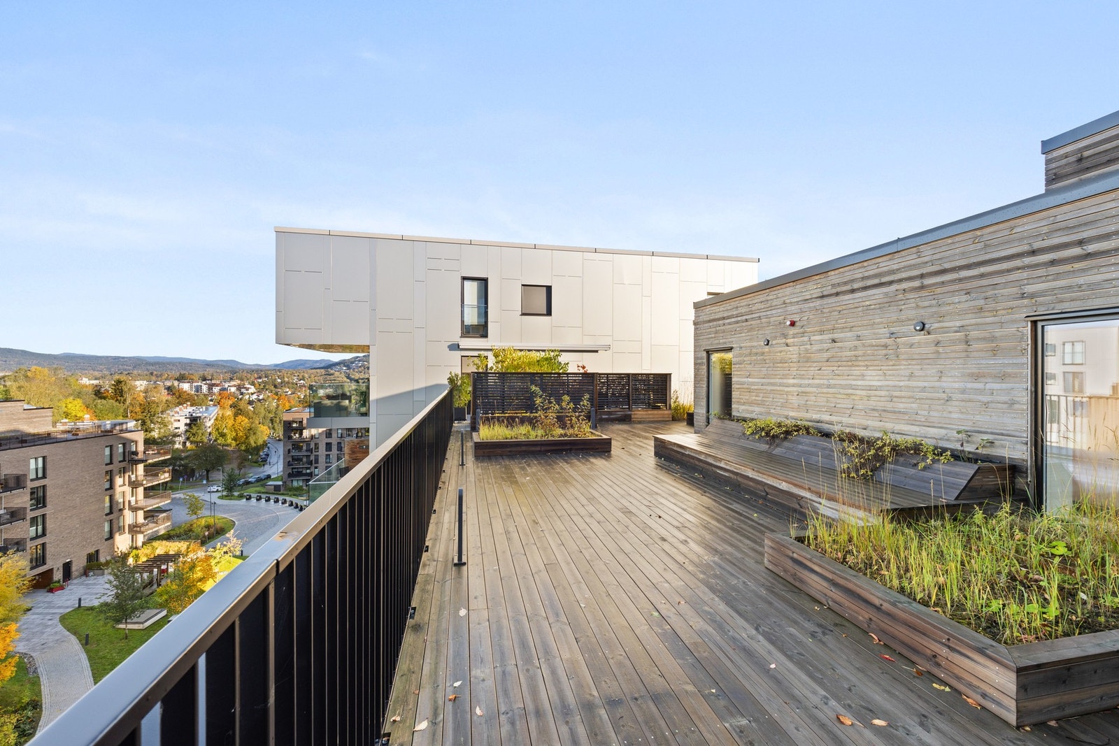 Takterrassen strekker seg rundt hele bygget og byr på både gode solforhold og fantastisk utsikt. Galleribilde