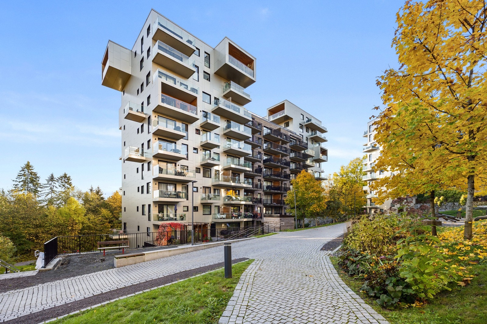 Fellesarealene er pent opparbeidet med frodig beplantning. Galleribilde