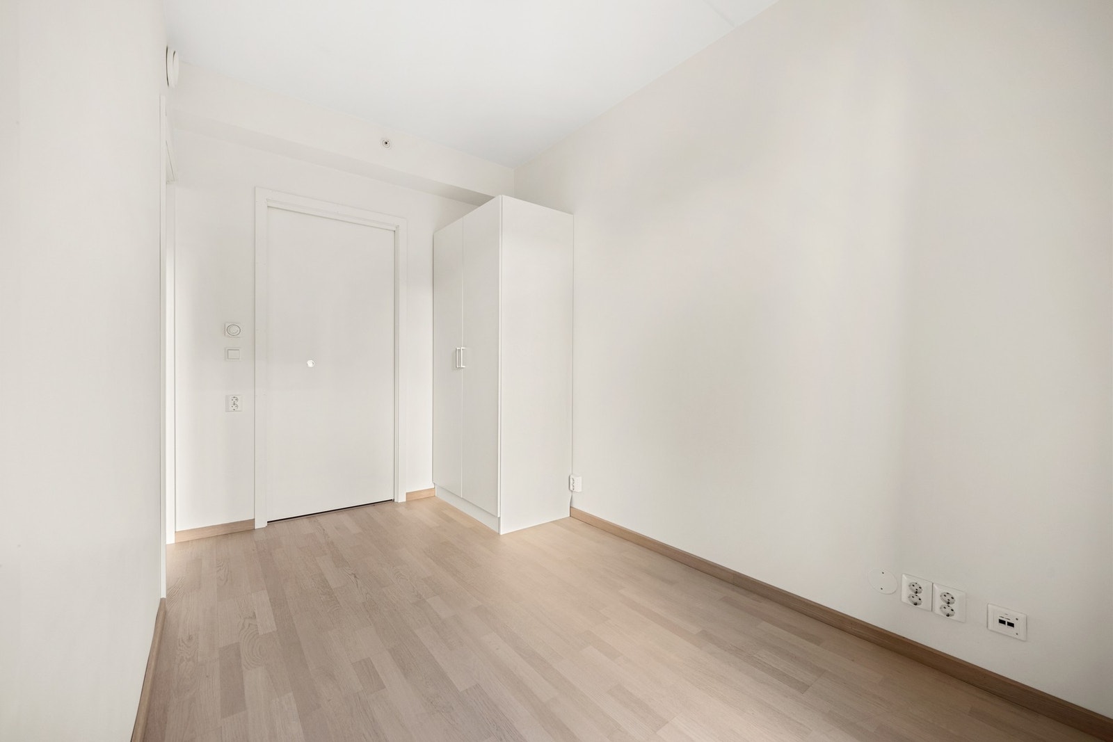 Her er det også et praktisk garderobeskap som gir gode oppbevaringsmuligheter. Galleribilde