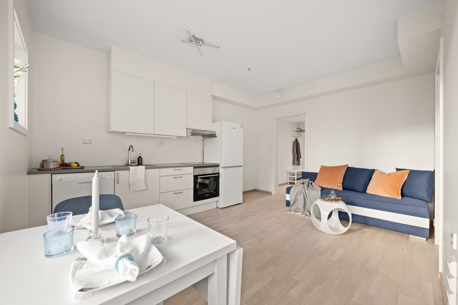 Stuen er lys og romslig takket være vindusflater som gir rikelig med lysinnslipp. Galleribilde