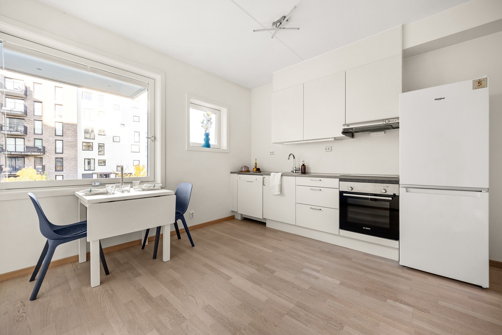 Ved kjøkkenet er det også plass til et spisebord. Galleribilde