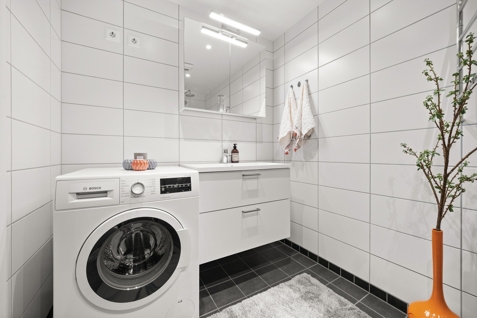 Baderommet er opplegg for vaskemaskin. Galleribilde