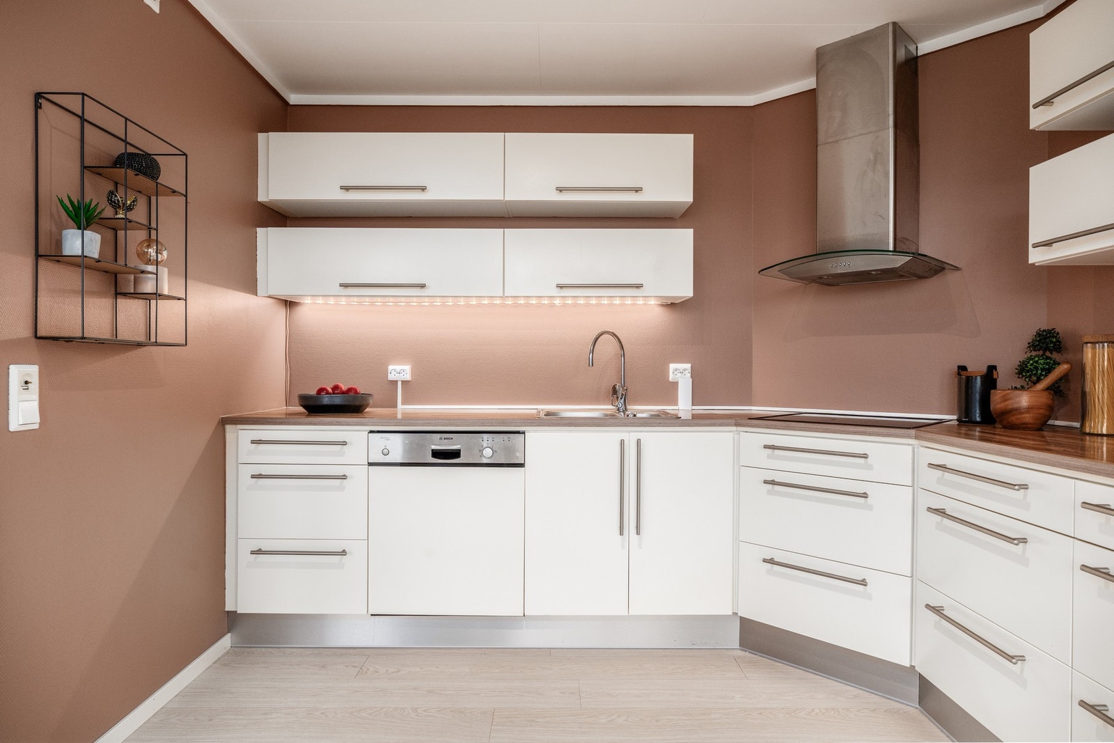 Kjøkkenet er utstyrt med integrert stekeovn og micro, platetopp og fullintegrert oppvaskmaskin. Ventilator med avtrekk ut Galleribilde