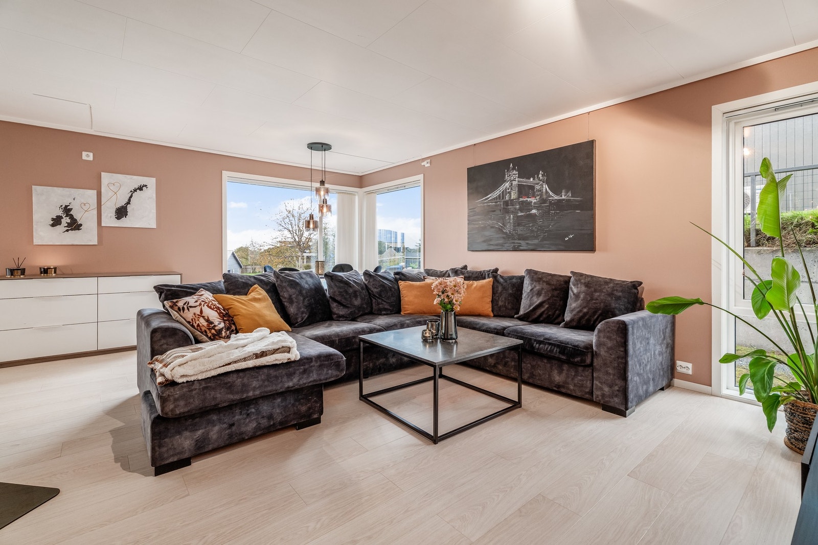 Det er rikelig med naturlig lysinnslipp og flere møbleringsmuligheter Galleribilde