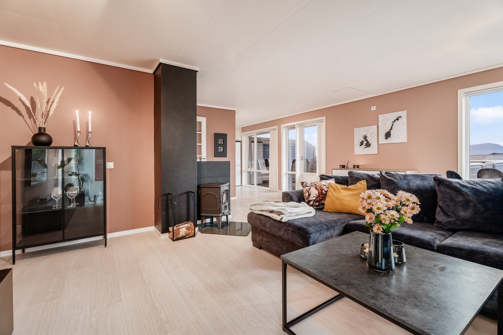 Praktisk med vedovn for effektiv oppvarming. Det er også innlagt fiberoptisk nettverk Galleribilde