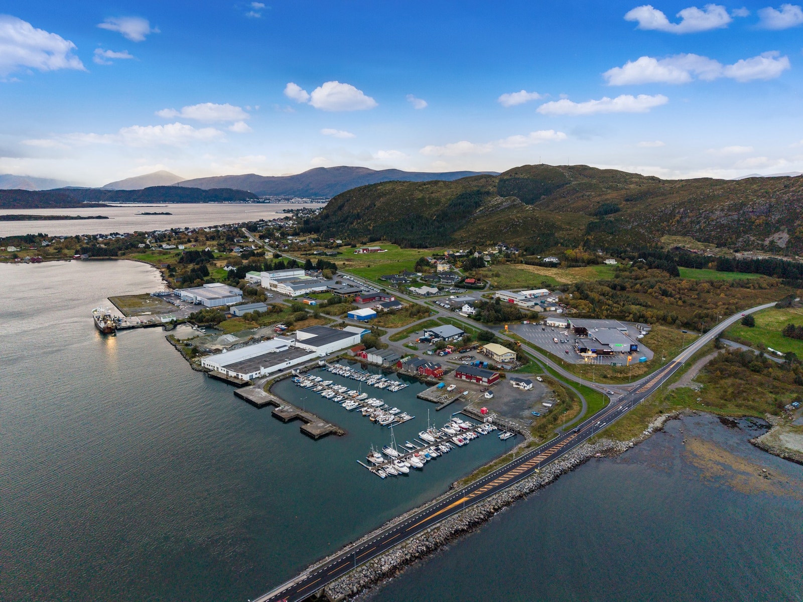 Dronebilde nærområdet. Her bor du relativt skjermet, men likevel svært sentralt til. Kort avstand til dagligvare, turområder, småbåtanlegg og Vigra flyplass for å nevne noe Galleribilde