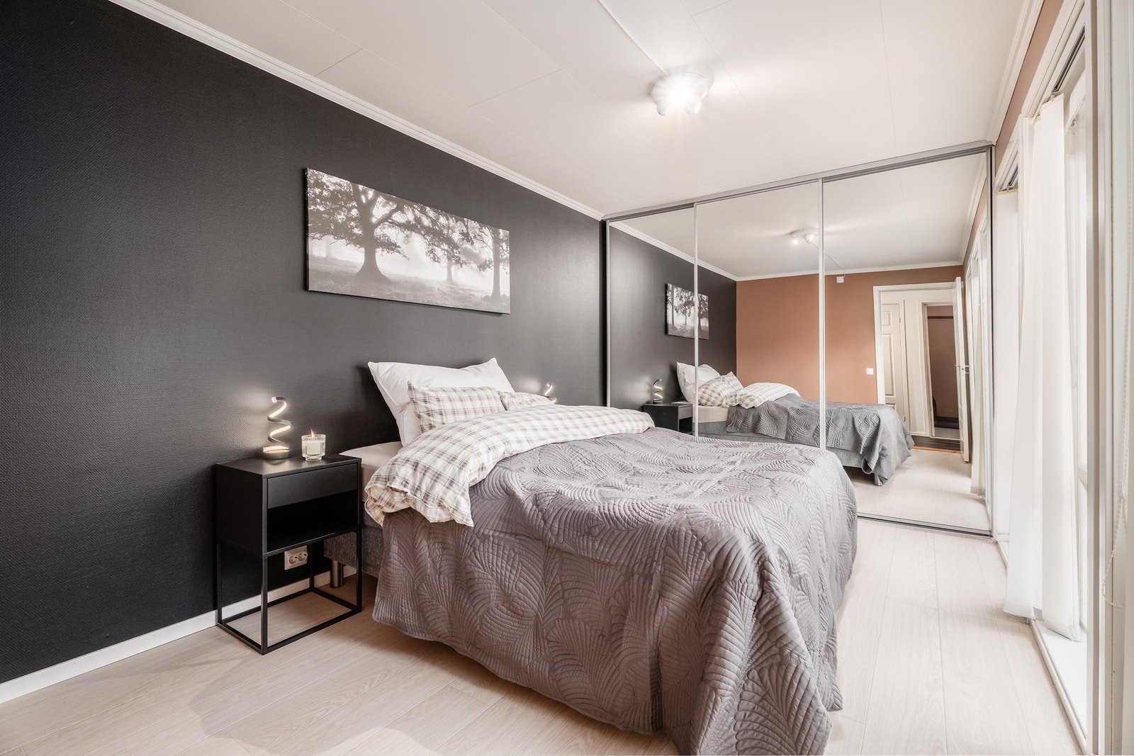 Svært romslig hovedsoverom med god plass til dobbelseng og tilhørende nattbord. Praktisk og romslig skyvedørsgarderobe Galleribilde