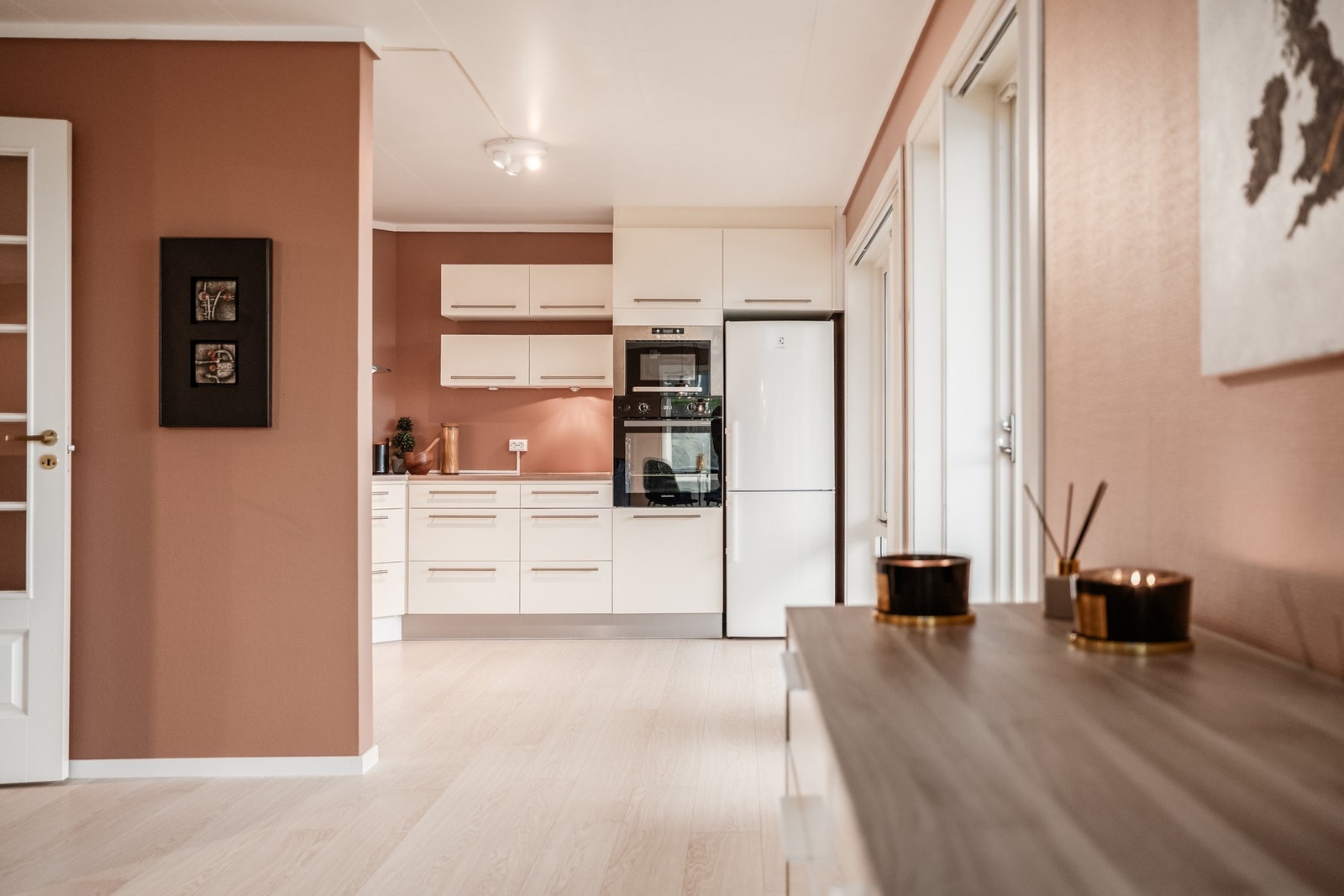 Kjøkkenet har hvite glatte fronter og fremstår tidsriktig Galleribilde