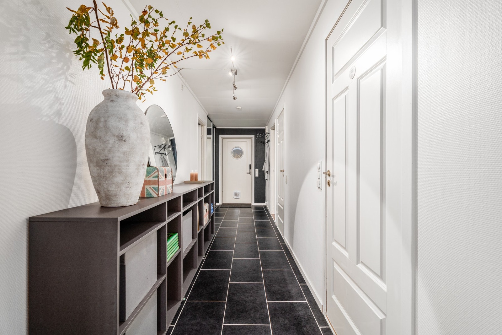 Gangen har god belysning og det er varmekabler i gulv Galleribilde