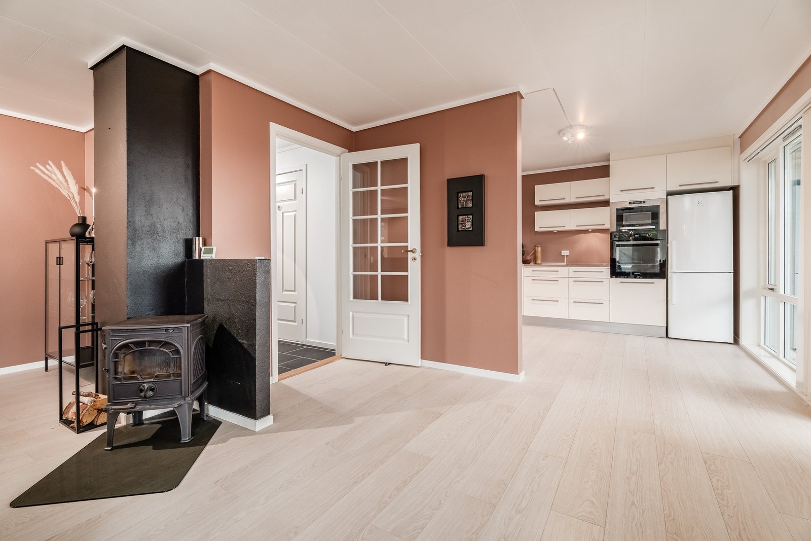 Stue/kjøkken er av god størrelse og er i en praktisk åpen løsning Galleribilde