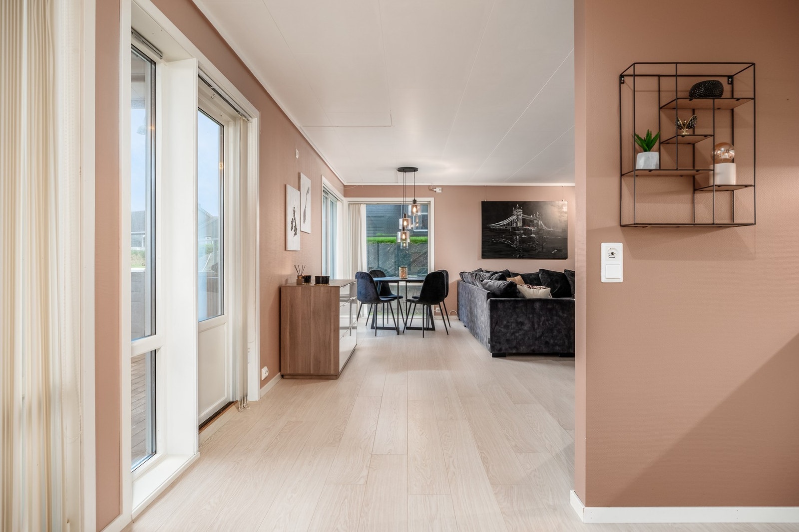 Sosial løsning med plass til spisegruppe både på kjøkken og i stuedelen Galleribilde