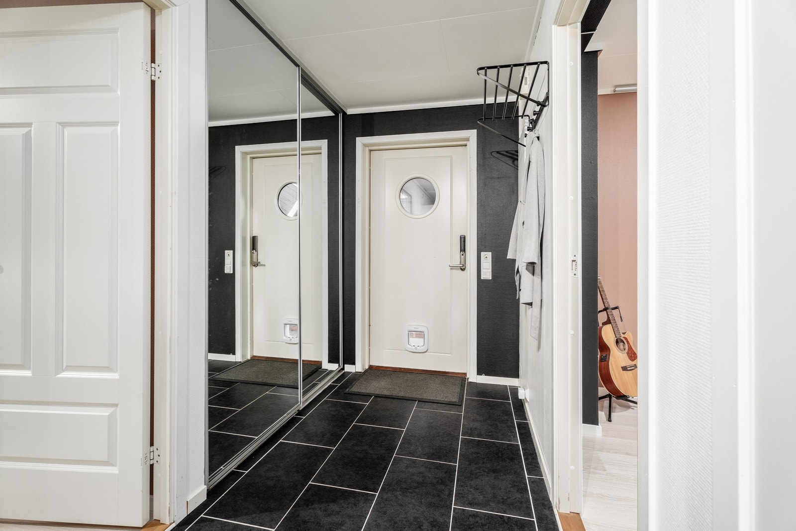 Inngangsparti med god plass til oppbevaring. Praktisk skyvedørsgarderobe med speil Galleribilde