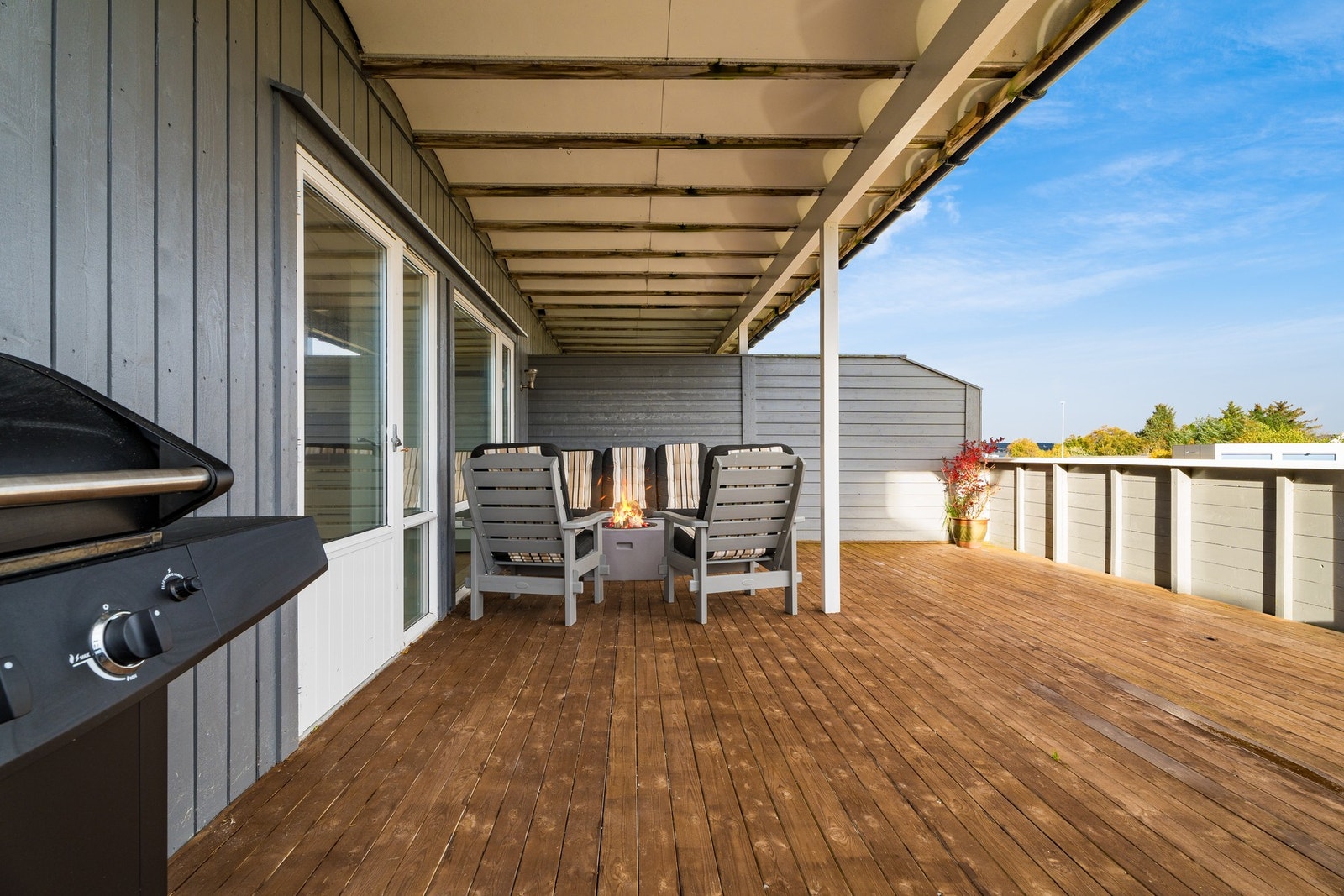 Romslig og delvis overbygd terrasse (ca 36kvm). Trivelig plass å samle venner og bekjente. Denne, i kombinasjon med terrassen v/ inngangspartiet sørger for at man kan dra nytte av de gode solforholdene Galleribilde