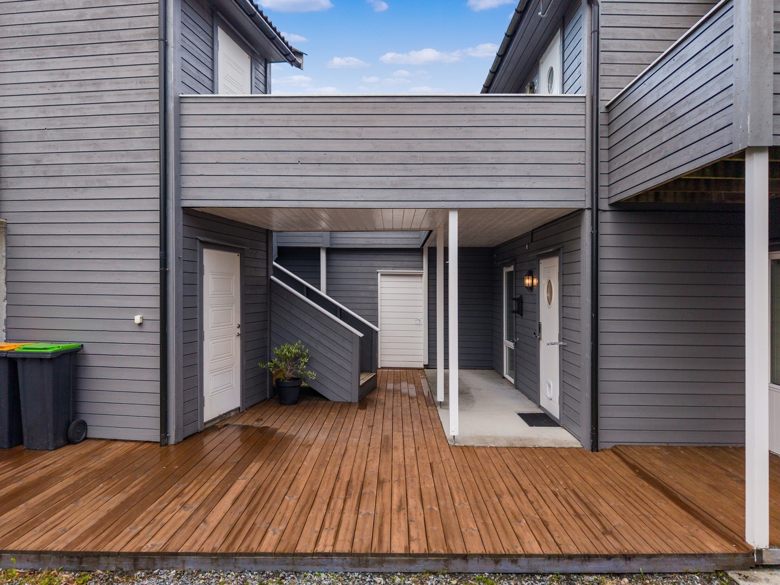 Leiligheten ligger i 1. etasje og har trappefri adkomst. Parkering like ved inngangspartiet Galleribilde