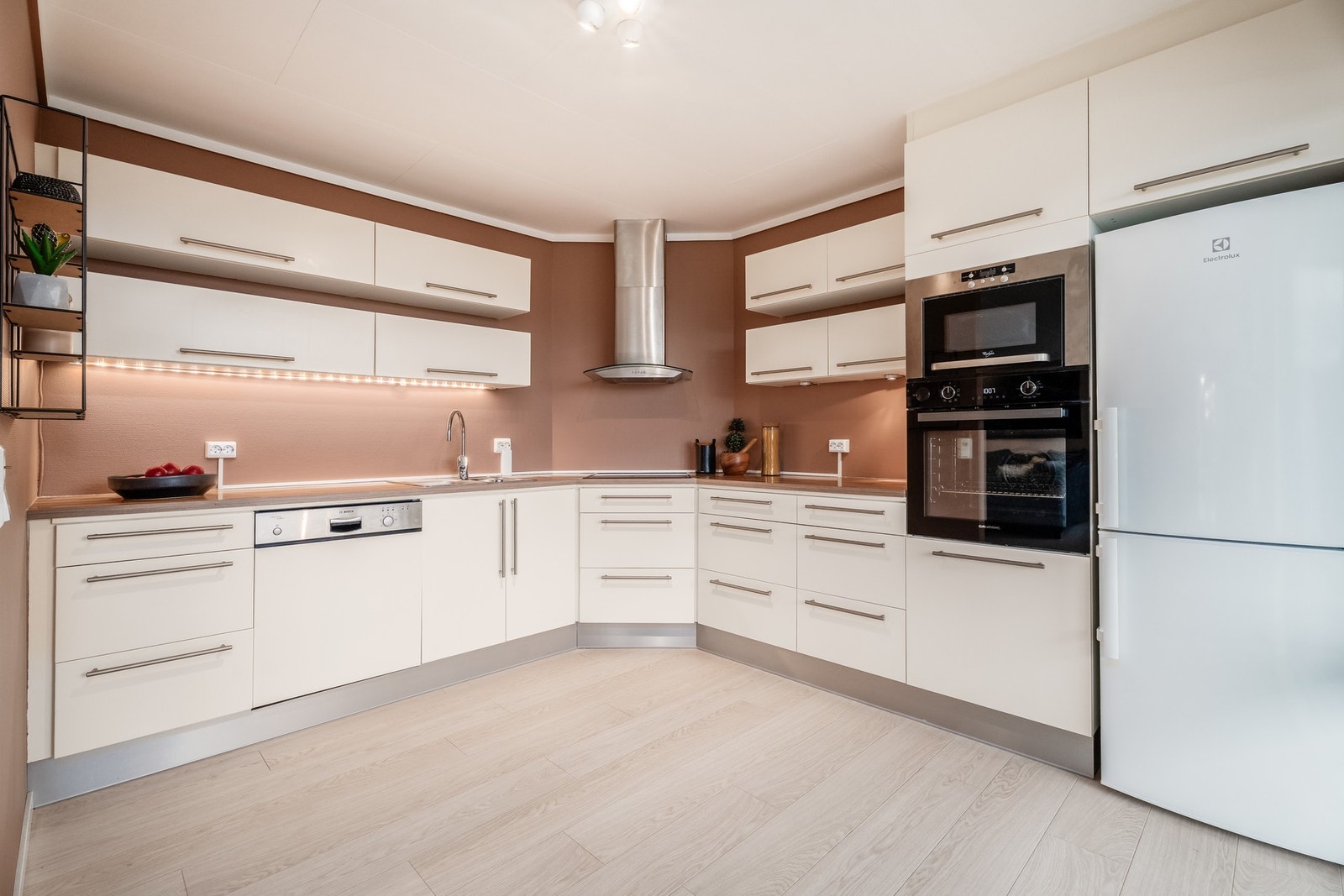 Overskapene har praktisk vippeåpning og benkeplaten er laminat Galleribilde