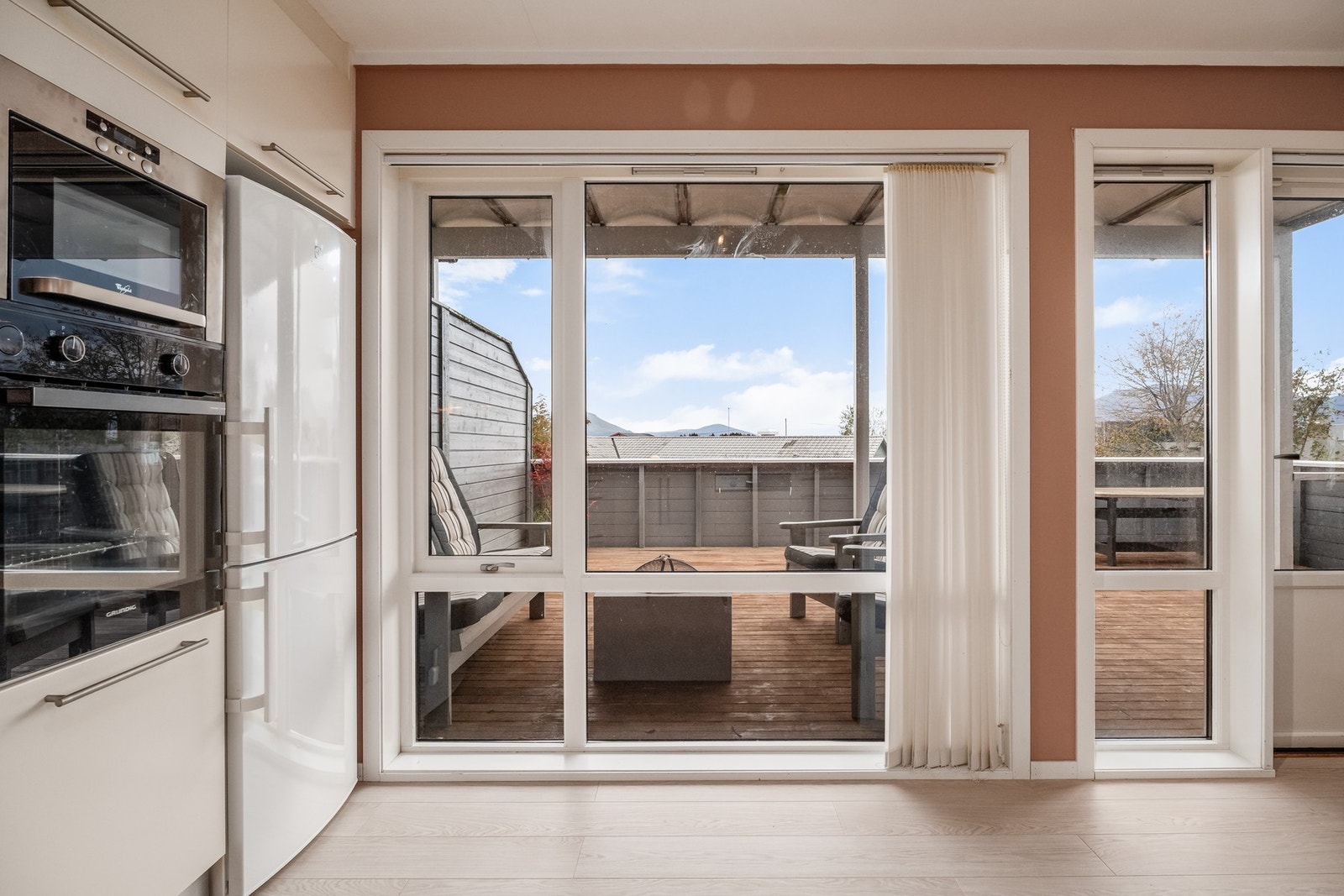 De store vindusflatene sørger for et lyst og behagelig innemiljø. Fra stue/kjøkken er det utgang til den nordvendte terrassen Galleribilde