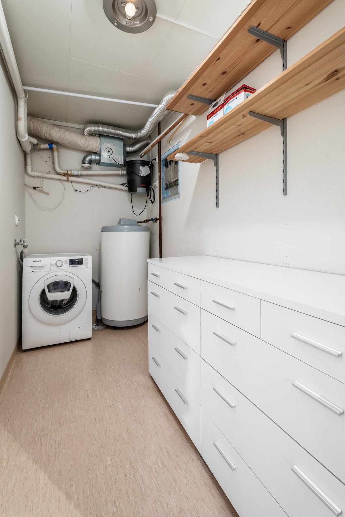 Praktisk vaskerom med god oppbevaringsplass. Det er også en utvendig bod v/ inngangspartiet med god lagringsplass Galleribilde