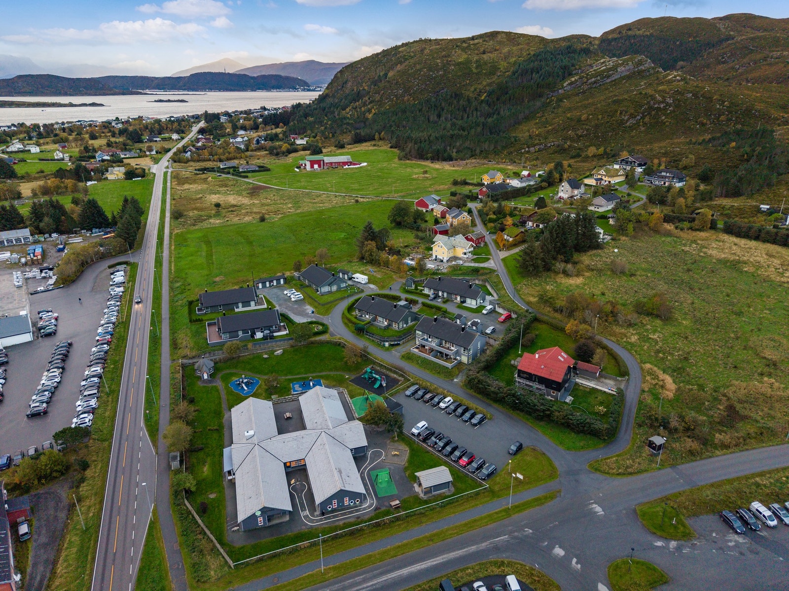 Trivelig nærområde. Barnehage og leikeplass et godt megler-steinkast unna Galleribilde