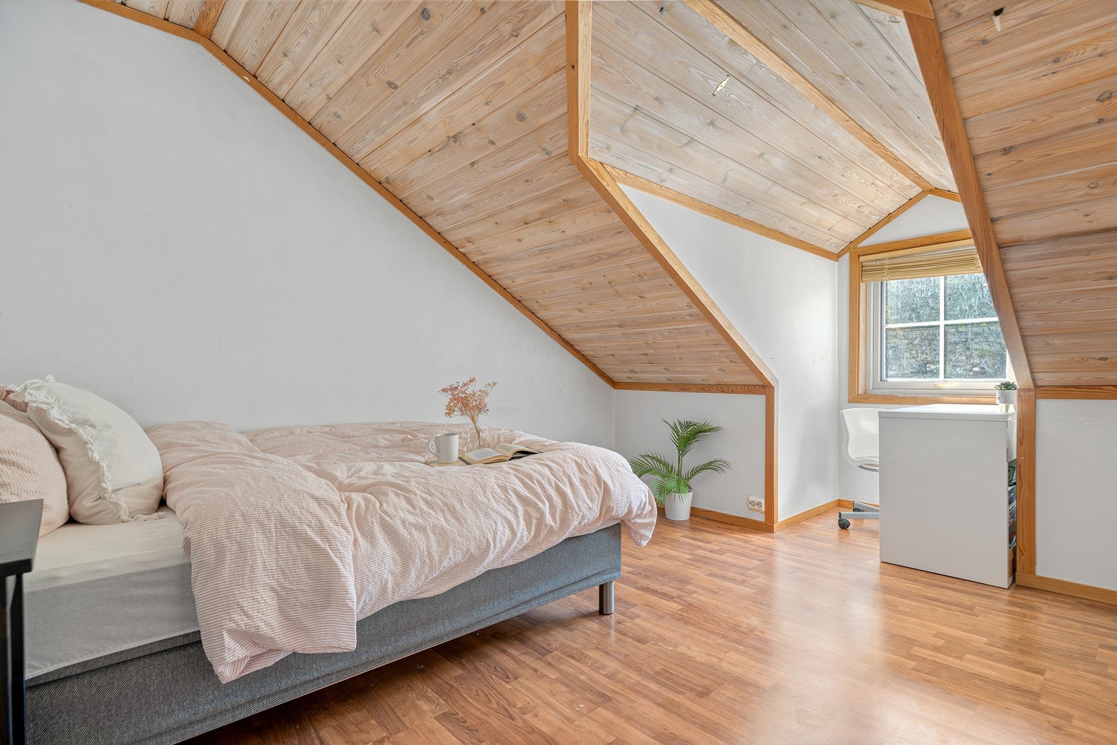 Leiligheten har 5 soverom (4 på loftet og 1 i 2.etasje) Galleribilde