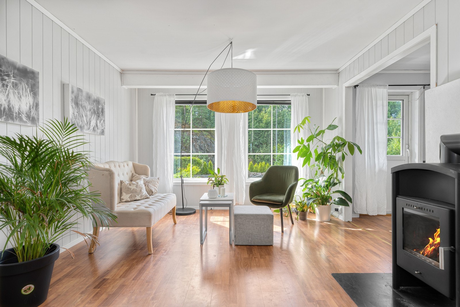 Stuen er lys og avlang som gjør det enkelt å møblere flere sosiale soner etter eget ønske og behov Galleribilde