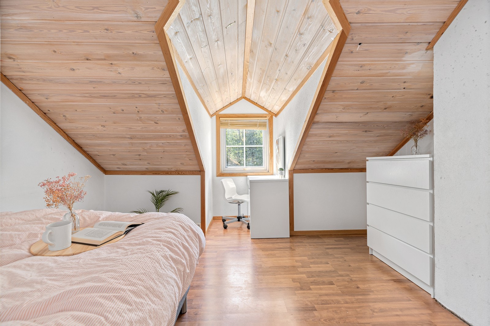 Alle er av god størrelse med plass til seng, garderobemøblement og tilhørende tv-pult/ skrivebord etc Galleribilde