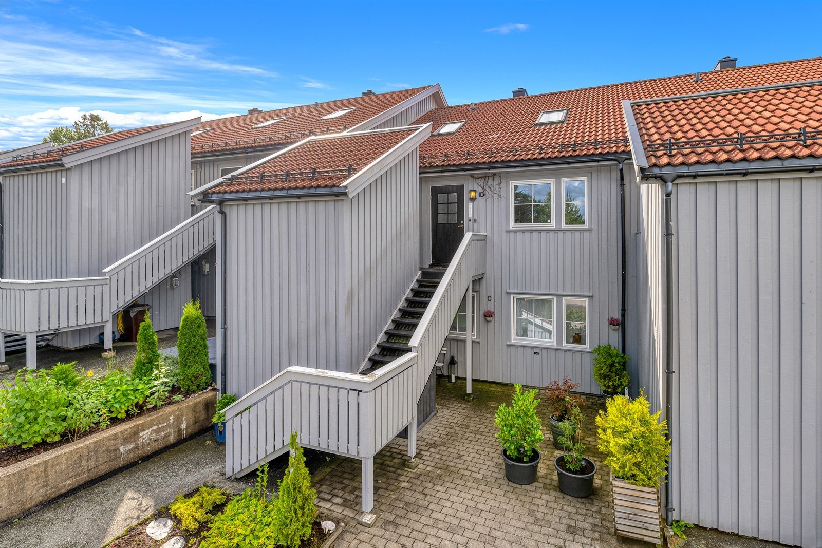 Medfølger også egen parkeringsplass på felles tomt Galleribilde