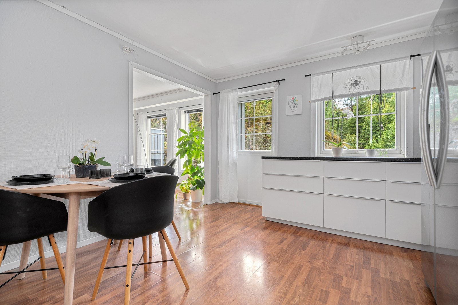 Det store kjøkkenet har god plass til inventar i tillegg til gode arbeidsflater på kjøkkenbenken Galleribilde