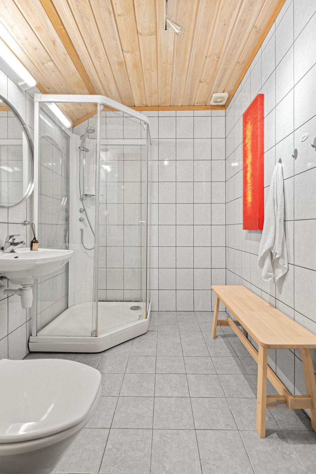 Det er bad i hver etasje som gjør det enkelt til bruk i hverdagen - Dette er flislagt med dusjkabinett, servant og toalett Galleribilde