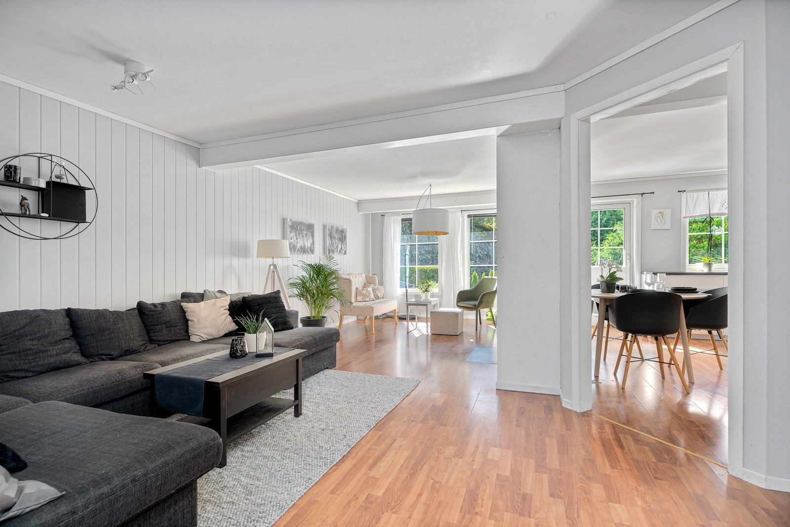 Innvendig har du en god planløsning fordelt på 113kvm med bl.a. 5 soverom, delvis åpen stue- og kjøkkenløsning, 2 bad og utvendig veranda Galleribilde