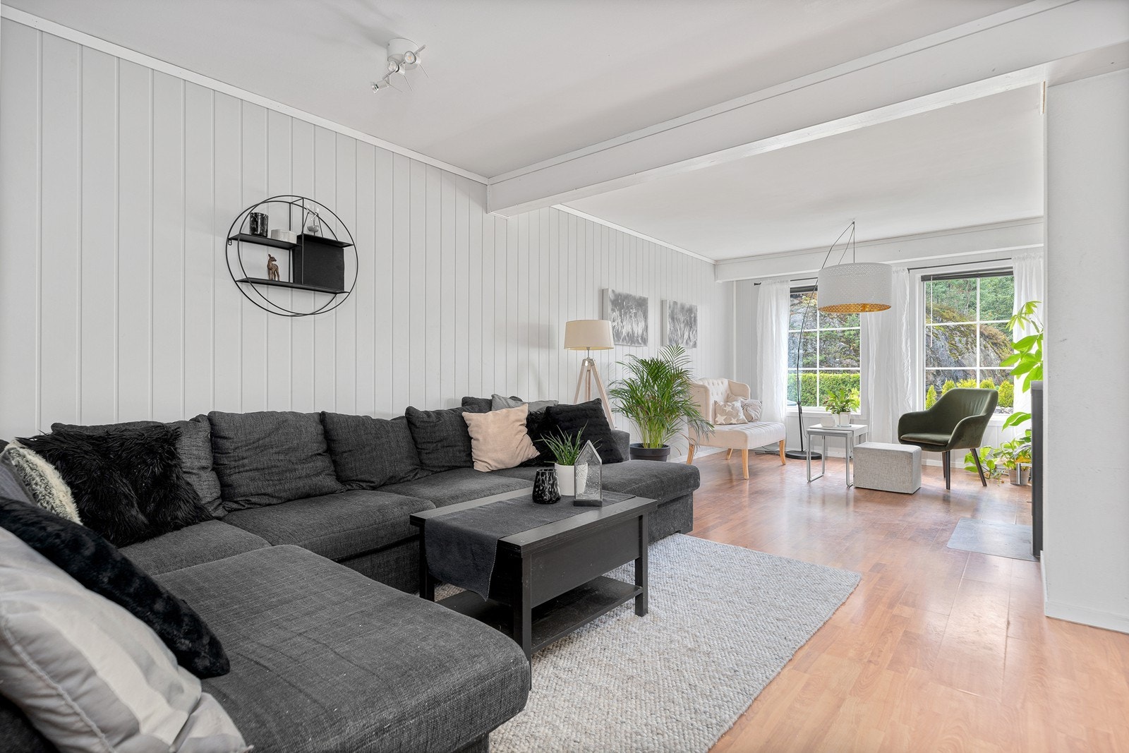 Stor og innholdsrik selveierleilighet i 2.etasje med tilhørende loftsetasje beliggende strålende til på Tinnheia Galleribilde