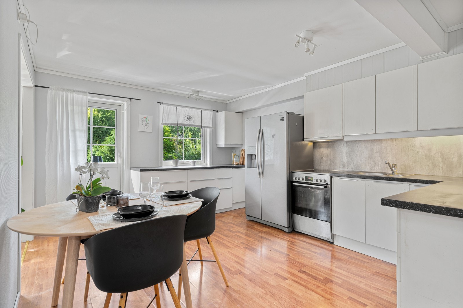 Området er rolig og barnevennlig med kort vei til skole, barnehage, buss og dagligvare - Her bor du sentralt, men samtidig med grønne omgivelser og flotte turområder rett utenfor døren Galleribilde